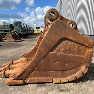 Excavator bucket with teeth